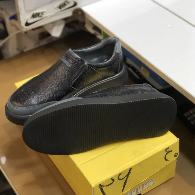 کفش چرم مردانه مدل دلوین رنگ مشکی با رویه چرم طبیعی گاوی و زیره طبی