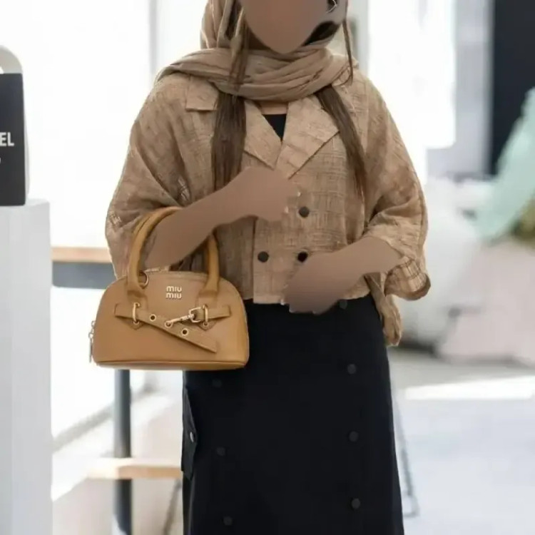 کیف اسپرت زنانه با بند پهن متریال وارداتی سایز 12 در 20 رنگبندی متنوع